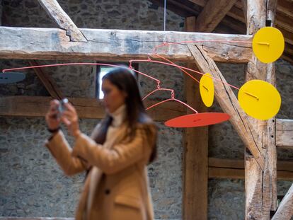 En la imagen la pieza 'Trois soleils jaunes', Alexander Calder, de 1965, en la exposición en Chillida Leku.