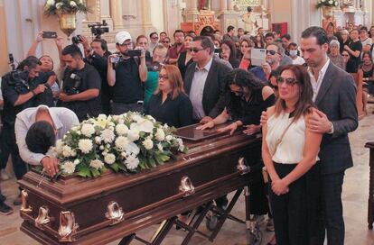 Familiares y amigos en el funeral de Gisela Gaytán, el 3 de abril en Celaya.