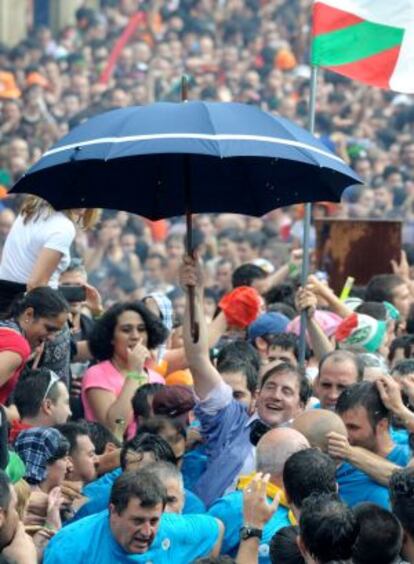 Celedón se abre paso en la plaza de la Virgen Blanca.