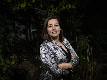 Paulina Vodanovic, senadora, abogada y líder del Partido Socialista en su casa de Santiago.