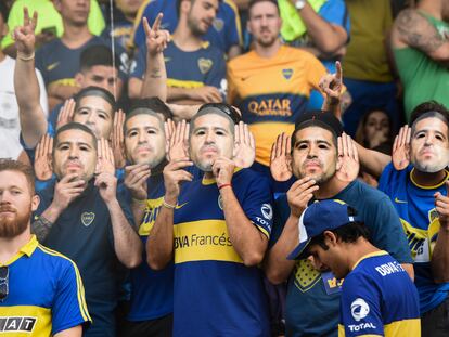 Fanáticos de Boca Juniors usan máscaras de Riquelme durante la primera candidatura vicepresidencial del ídolo, en 2019.