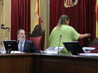 El presidente del Parlament, Gabriel Le Senne, expulsa a las diputadas socialistas, este martes en el Parlamento balear.