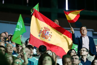 Simpatizantes portan banderas de España durante la convención política de Vox.
