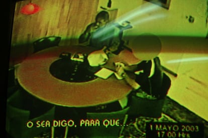 Fotograma del video entregado a Televisa que muestra a Carlos Imaz, delegado de Tlalpan, recibiendo dinero del empresario Carlos Ahumada, en mayo del 2003.
