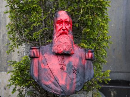 Busto del rey Leopoldo II en el jardín del museo de África, cubierto de pintura roja, este viernes.