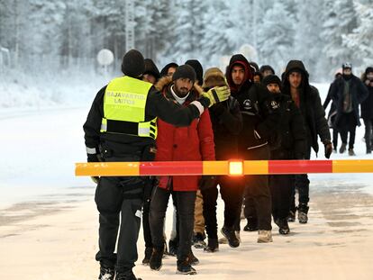 Finlandia cierra su frontera con Rusia para frenar la llegada de migrantes