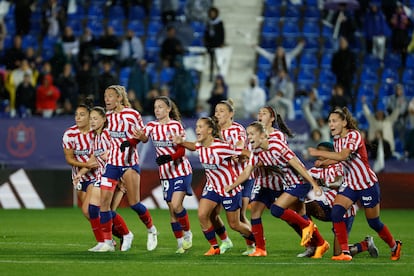 Las jugadoras del Atlético de Madrid celebran la victoria ante el Real Madrid tras la tanda de penaltis en la final de la Copa de la Reina, en el estadio de Butarque este sábado.