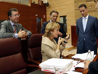 De izquierda a derecha: Francisco Granados, Alfredo Prada, Alberto López Viejo y Juan José Güemes con la expresidenta madrileña Esperanza Aguirre, durante la segunda jornada del debate del estado de la región, en la Asamblea de Madrid el 20 de septiembre de 2006.