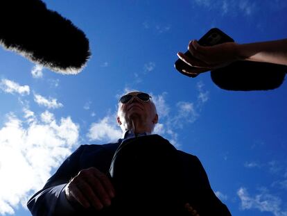 El presidente de Estados Unidos, Joe Biden, habla con medios en el aeropuerto de Madison (Wisconsin), el 5 de julio.