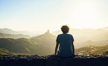 Un hombre mira el atardecer en Gran Canaria.