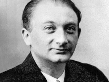 El periodista y novelista Moses Joseph Roth, retratado en 1926.