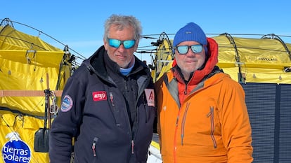Ramón Hernando de Larramendi y Paco Nadal, en un momento de la expedición  SOS ARCTIC Wind Sled 2024.