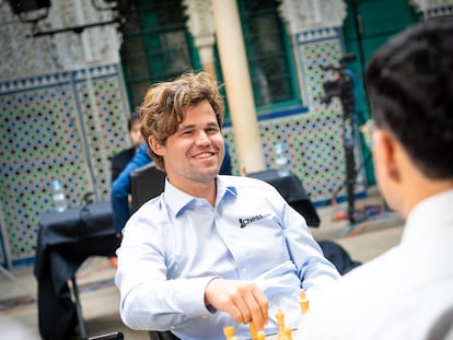 Magnus Carlsen habla con Viswanathan Anand minutos antes de su partida de este sábado en Casablanca