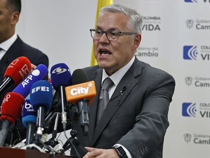 El ministro de Justicia de Colombia, Néstor Osuna, habla en una conferencia de prensa en Bogotá, este viernes 17 de mayo.