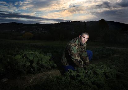 "Debemos dejar de envenenar esta tierra". Costantino Poluzzi, trabajador de la hacienda agrícola Ca' de Cesari, en Pianoro, a diez kilómetros de Bolonia, defiende la necesidad de proteger la tierra y el derecho de "todas las personas a comer sano. En este mundo hay comida para todos". Poluzzi, de 36 años, tenía su propia empresa de ropa pero decidió abandonar "el frenesí" de la vida que llevaba para convertirse en agricultor.