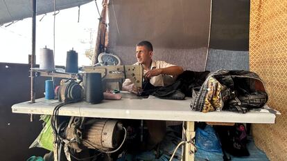 El sastre Mohammed Qannan, en la pequeña tienda en la que hace reparaciones, en Al Mawasi, cerca de Jan Yunis (Gaza), el día 19.