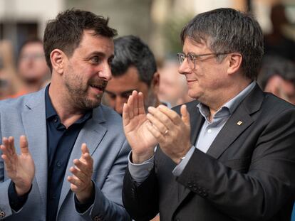El cabeza de lista de Junts, Toni Comín (izquierda), junto a Carles Puigdemont, durante un acto de campaña de las elecciones europeas en Colliure (Francia), el 7 de junio.