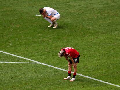 Dos jugadores de Georgia y la República Checa se lamentan al final del encuentro.