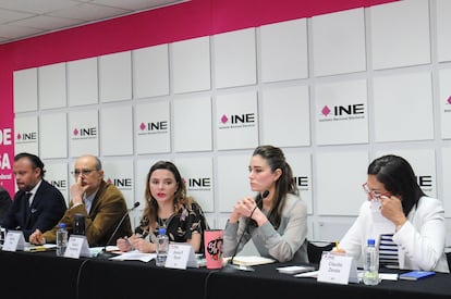 Los consejeros electorales durante una rueda de prensa, este 9 de abril.