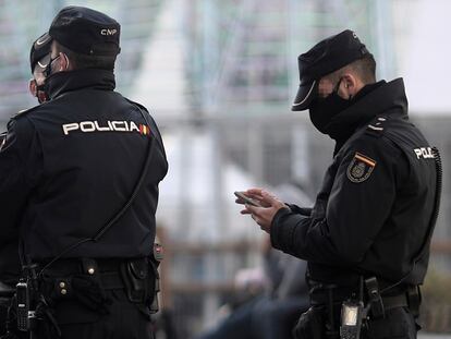 Tres agentes de policía en Madrid.