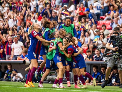 Las jugadoras del Barcelona abrazan a Aitana Bonmatí tras su gol este sábado en San Mamés (Bilbao) ante el Lyon en la final de la Champions.