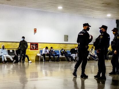 Migrantes subsaharianos y marroquíes, retenidos en el aeropuerto de Gran Canaria.