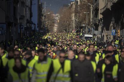 Manifestacion de taxistas en la Via Laietana durante el cuarto dia de Huelga de los Taxistas de Barcelona contra las licencias de los coches VTC.