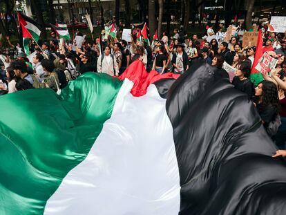 Cientos de personas protestan en Ciudad de México para exigir al Gobierno a posicionarse contra el genocidio en Palestina, el 15 de mayo de 2024.