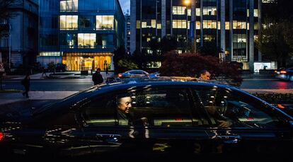 Francisco González, presidente del BBVA hasta el 31 de diciembre, sube a un coche durante un reciente viaje a Washington con motivo del evento organizado por OpenMind en la capital de EE UU.