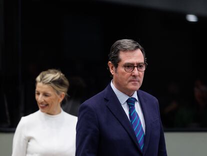 La vicepresidenta y Ministra de Trabajo, Yolanda Díaz, y el presidente de la CEOE, Antonio Garamendi, durante un encuentro en febrero del año pasado.