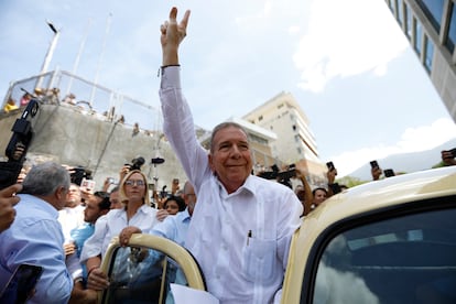 Edmundo González Urrutia saluda a simpatizantes el 28 de julio en Caracas.