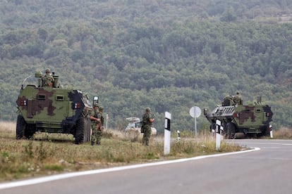Militares serbios hacen guardia en el pueblo de Rudnica, cerca de Kosovo, este lunes.