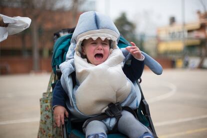 Un niño llora en su carrito.