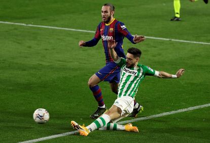 El defensa del Betis Álex Moreno centra ante Óscar Mingueza este domingo en el Benito Villamarín