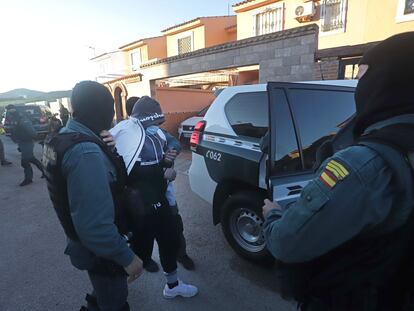 Agentes de la Guardia Civil acompañan a un detenido en una operación contra el narco en Algeciras, el pasado año.