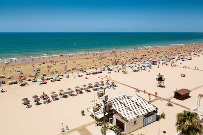 Unos 150 trabajadores buscan cada año la excelencia de estas playas atlánticas manualmente o equipados con máquinas de aireado de arena, retroexcavadoras de nivelación y despedregadoras, por no mencionar sus 500 papeleras. ¿Existe mejor prueba del algodón que darse un garbeo por playa Victoria (en la foto)?