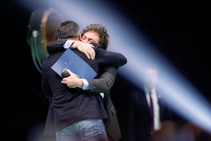 El líder de Vox, Santiago Abascal, se abraza al presidente argentino, Javier Milei, durante el acto de Vox celebrado este domingo en Madrid. 