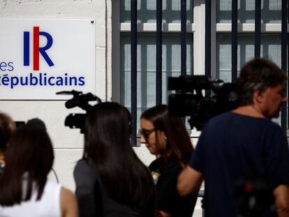 Los periodistas se posicionan en la puerta de la sede en París de Los Republicanos, un partido conservador francés, ante las noticias de su crisis interna.