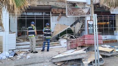 Dos investigadores trabajan en el exterior del edificio colapsado en la Playa de Palma, el 24 de mayo. 