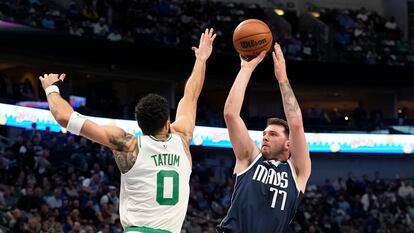 El escolta de los Dallas Mavericks Luka Doncic lanza a canasta en presencia del jugador de los Celtics Jayson Tatum, durante un partido del año pasado.