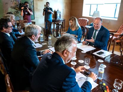 Reunión del presidente de Canarias, Fernando Clavijo, y el ministro de Política Territorial, Ángel Víctor Torres, con el portavoz del PP en el Congreso, Miguel Tellado en el Congreso.