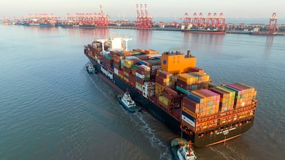 Un buque portacontenedores atraca en la terminal del puerto de Shanghái, China, en diciembre.