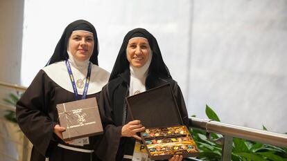 Dos monjas de la congregación muestran sus productos, durante la celebración de Madrid Fusión 2016.