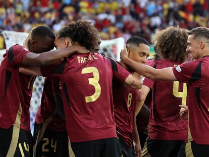 Los jugadores de Bélgica celebran un gol ante Rumania.