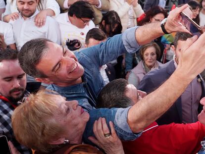 Pedro Sánchez se hace un 'selfie' con una simpatizante del PSOE en el mitin del 31 de mayo en Los Alcázares (Murcia).