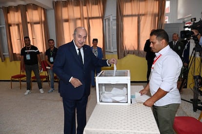 Abdelmayid Tebún votaba el sábado en su colegio electoral en Argel, en una foto difundida por la presidencia del país magrebí.