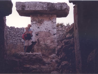 Eduardo Chillida con su mujer Pilar Belzunce en la Taula de Torre Llisa Vell, Menorca (1995). Fotógrafo: Hans Spinner.