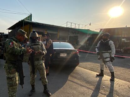 Fuerzas policiales resguardan el lugar donde fue asesinado Ricardo Arizmendi Reynoso, candidato suplente a la alcaldía de Cuautla, el 28 de mayo de 2024.
