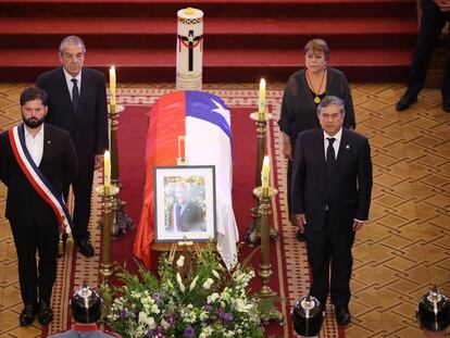 Gabriel Boric, Eduardo Frei, Juan Antonio Coloma y Michelle Bachelet, durante el funeral de Sebastián Piñera, este viernes, en Santiago (Chile).