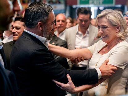 Marine Le Pen y Santiago Abascal, durante el acto ‘Viva 24’ de Vox, el 19 de mayo de 2024, en Madrid.